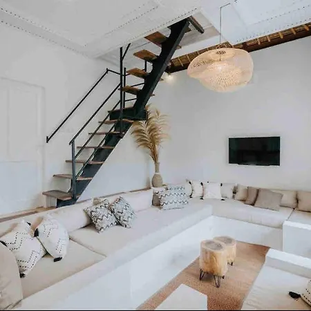 6 Bedroom Villa Walk To Beach